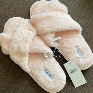 🌟HOST PICK 🌟 NWT Pink splendid slippers